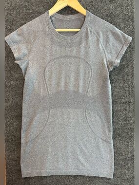 Lululemon Swiftly Tech Short-Sleeve Shirt in Gray. Size 8
